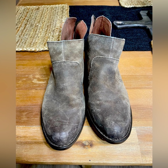 Born Shoes - Born
Kerri Distressed Leathet Booties natural distressed  leather